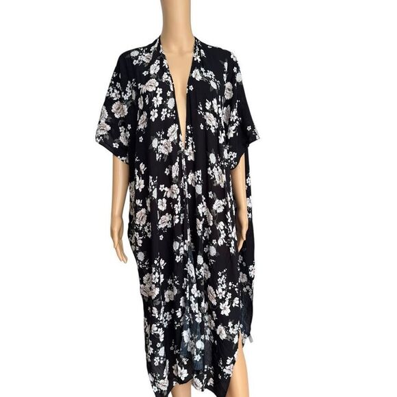 torrid Sweaters - Torrid floral kimono cover up cardigan size 00/0 or M/L oversized